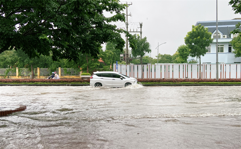 Cách lái ô tô qua đường ngập nước